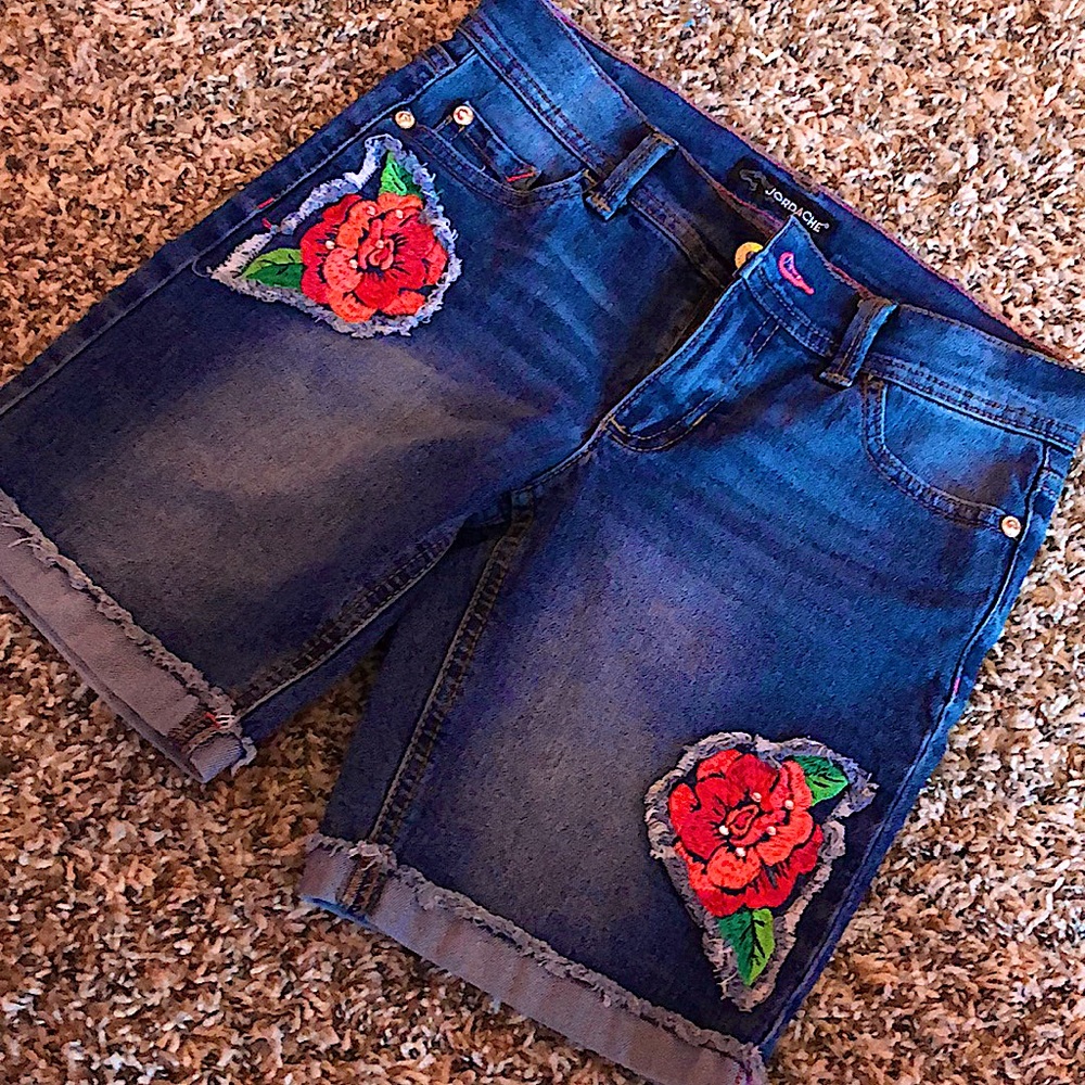 Shorts with rose patches